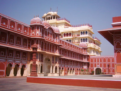 Taxi Service in Udaipur to Jaipur