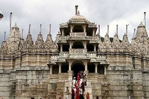 800px-Worshippers_leaving_the_temple_in_Ranakpur_20170904173215